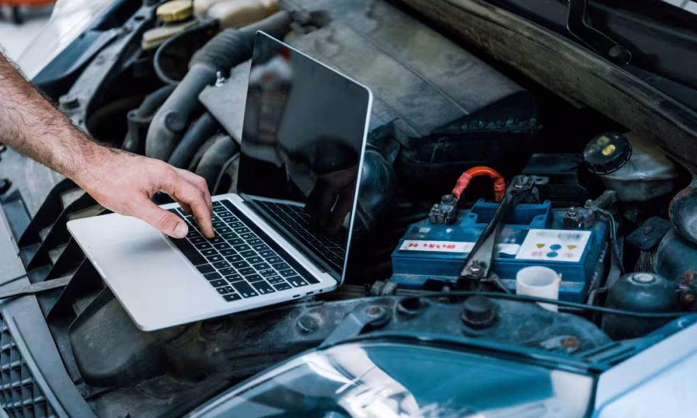 cropped-view-of-car-mechanic-using-laptop-with-bla-2024-11-18-20-07-13-utc (1)